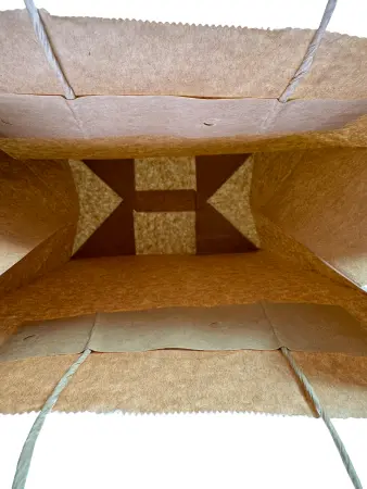 Одноразовая продукция: Пакет бумажный 260х150х350 с кручеными ручками крафт /пач.=300 шт.